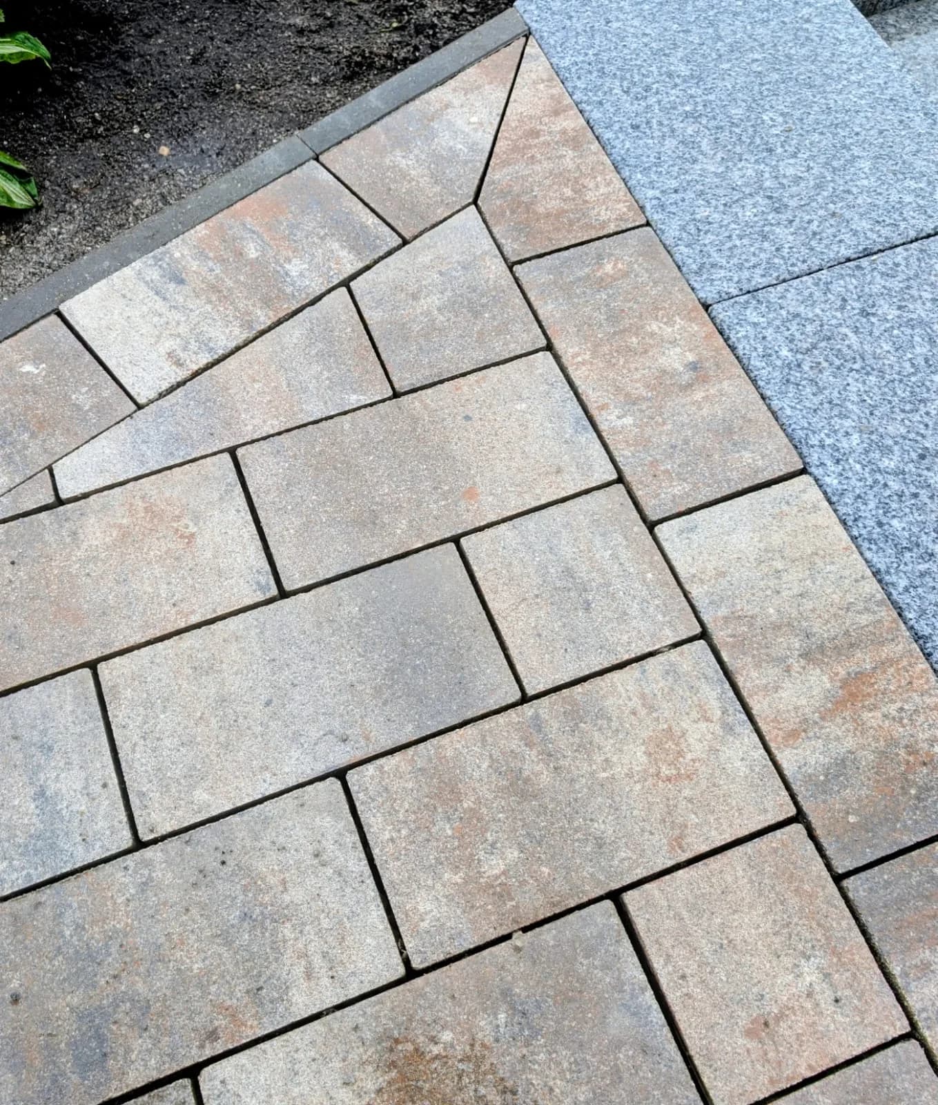 Pflasterfläche mit Granit-Stufen und Randstein von GBN Gartenbau Nord im Kreis Pinneberg
